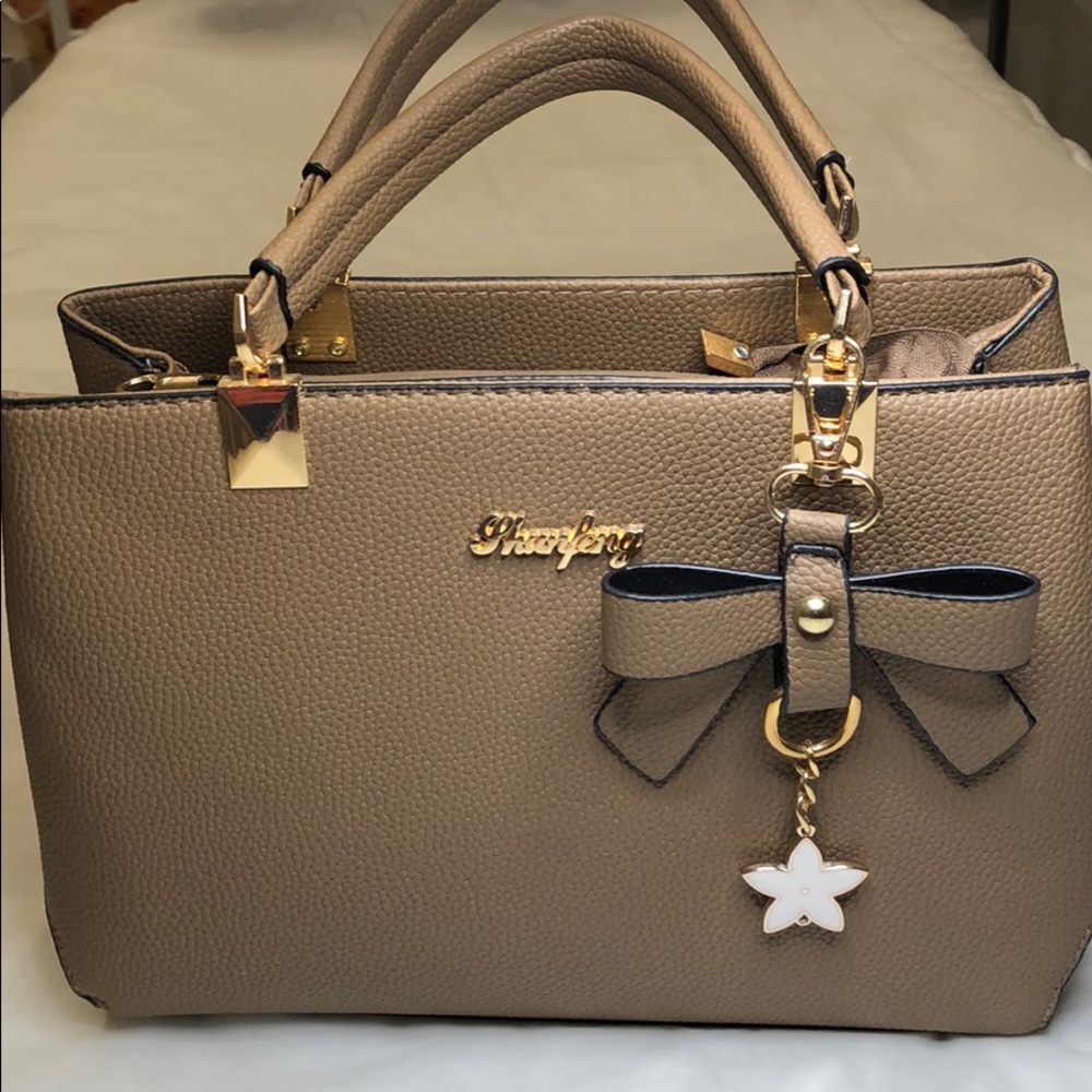 NWOT Beige hand/shoulder bag